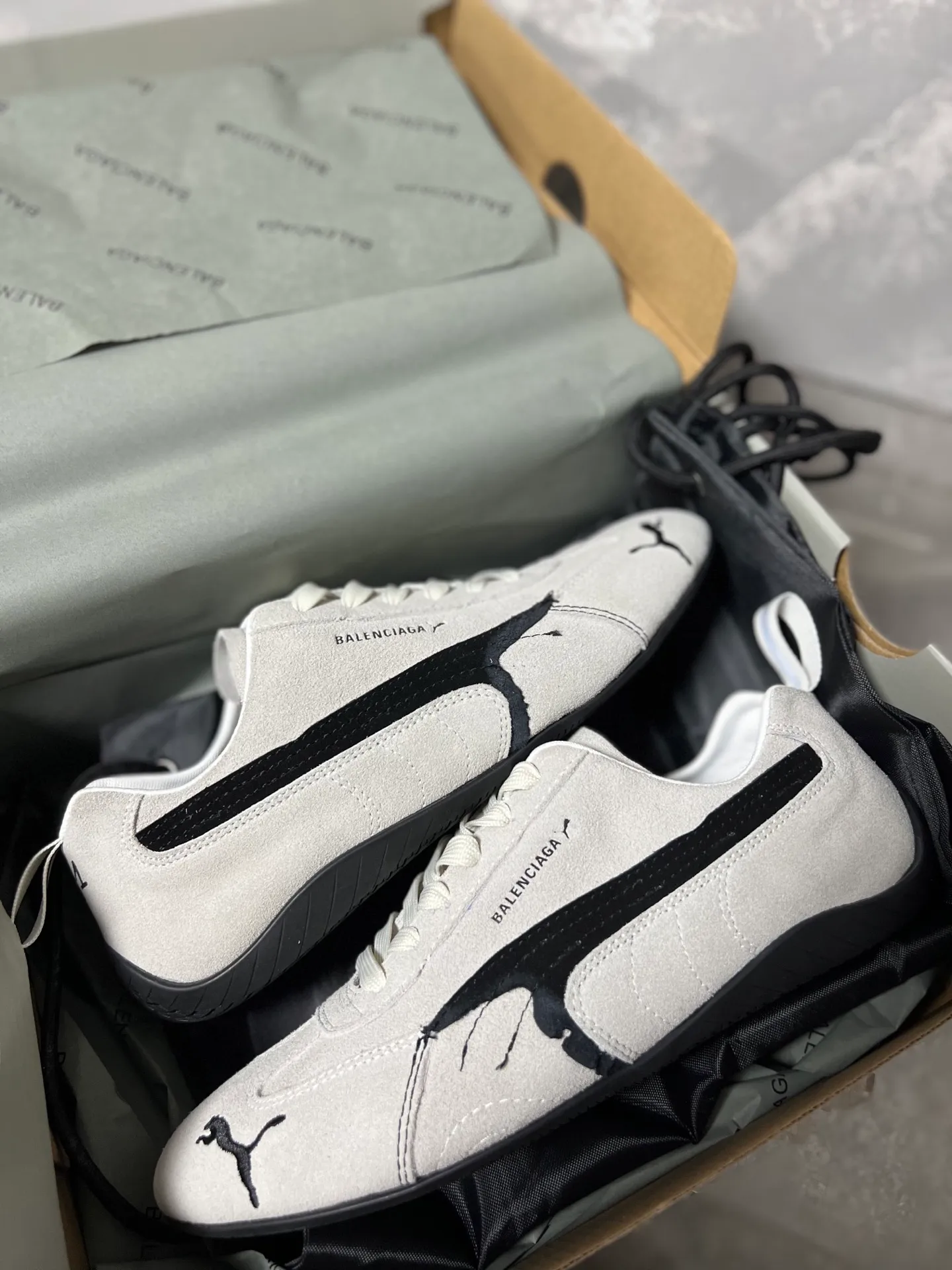 👟👟Ex-factory price 480👟👟 PUMA co-branded Balenciaga: Who knows! This pair of distressed and war-damaged Speedcats are so good-looking. The thin-soled sneakers have been upgraded to 2.0, which destroys the aesthetics of the street. More than half of the classic PUMA stripes on the side of the shoes have been "violently torn". The distressed treatment has a sense of ruined art, and it becomes the focus of the street in seconds! Hot stamping double logo + gold foil size mark on the heel, the details give a high-end feel Code number: 35-44 (45 customized)